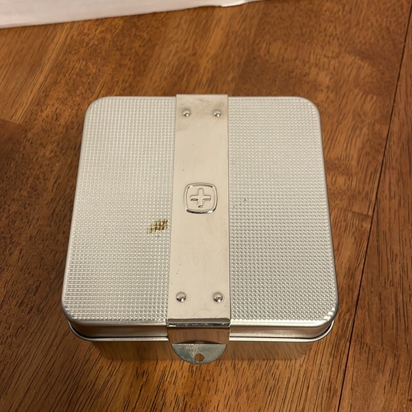 Vintage WENGER Swiss Military water resistant 100M Men’s Watch - Needs Battery - Picture 11 of 12